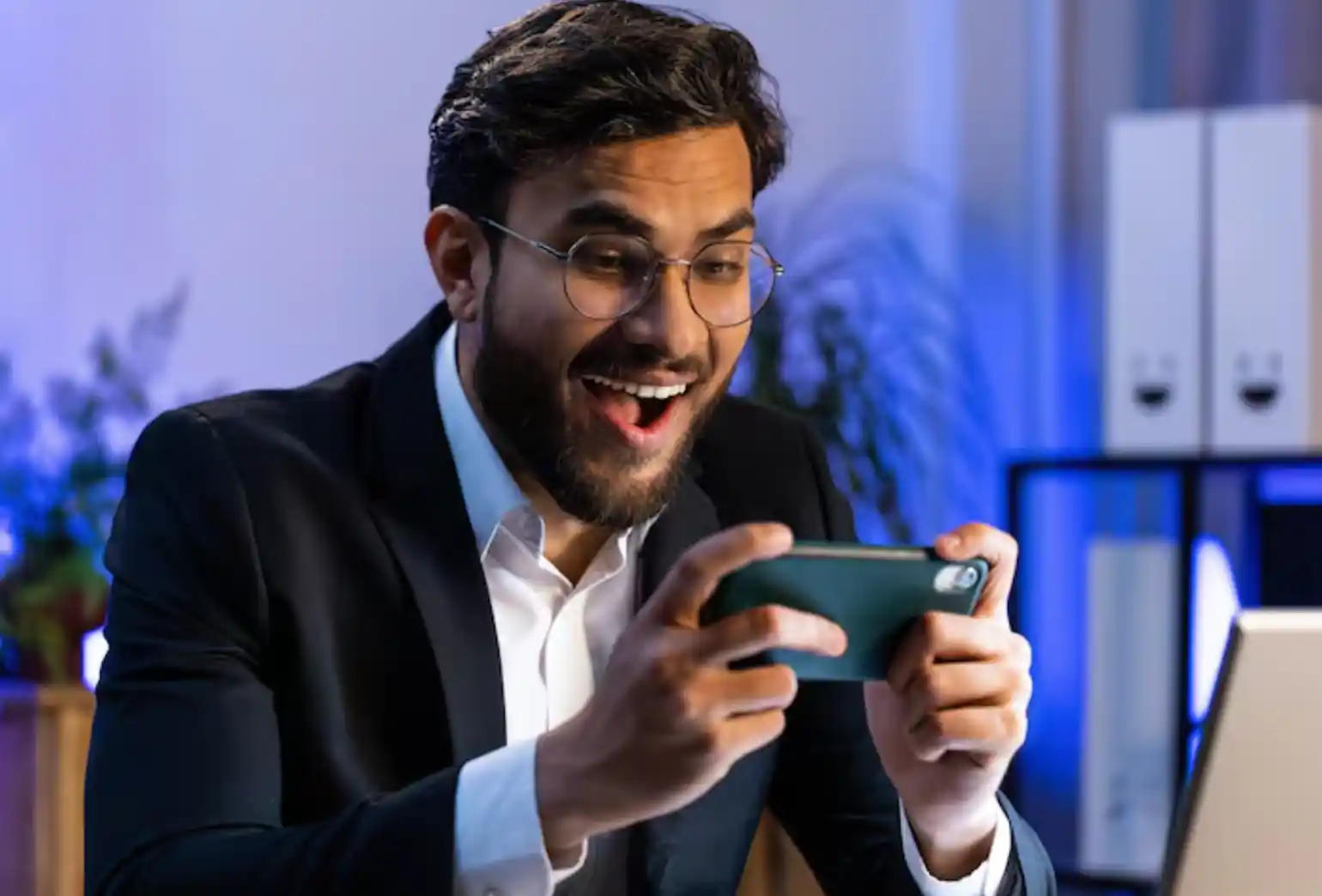 chelovek-igraet-v-telefone